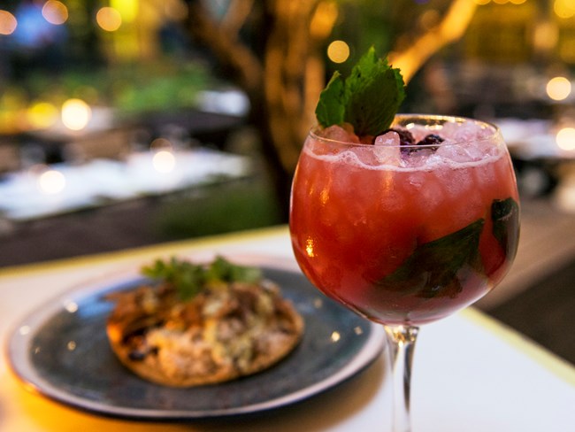 Στον κήπο του 48 Urban Garden για after office cocktails