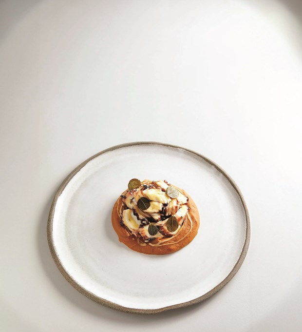 Ένα τραπέζι γεμάτο Κυκλάδες