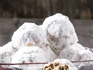 Κουραμπιεδάκια Γεμιστά με Χουρμάδες