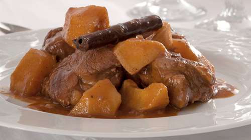 Μοσχαράκι Στιφάδο με Κυδώνια στη Γάστρα
