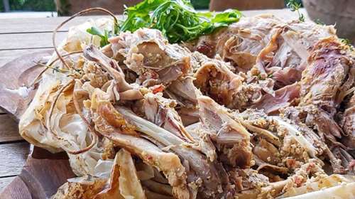 Κουνέλι στη λαδόκολλα γεμιστό με μαλάκα Χανίων, φρέσκο ανθότυρο, ξινομυζήθρα, βότανα και ξύσμα περγαμόντο