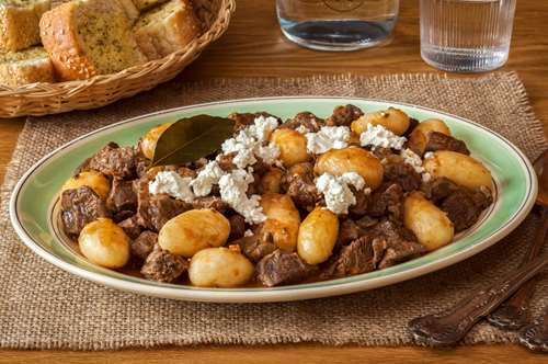 Αρνί Καπαμά με Πικάντικο Τυρί