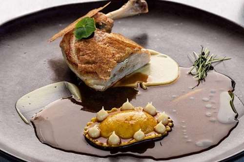 Φραγκόκοτα με Ραβιόλι Μυζήθρας και Κρέμα Παστινάκι του Άγγελου Μπακόπουλου