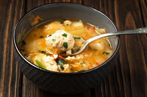 Πλούσια Σούπα Γιουβαρλάκια µε Λαχανικά