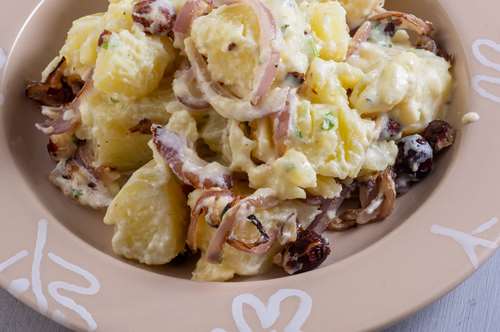 Πατατοσαλάτα με Καραμελωμένα Κρεμμύδια και Φουντούκια