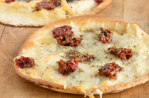 Πιτσάκι με Μυζήθρα και Pesto στο Πι και Φι