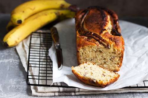 Δίχρωμο Κέικ με Μπανάνες και Σταφίδες