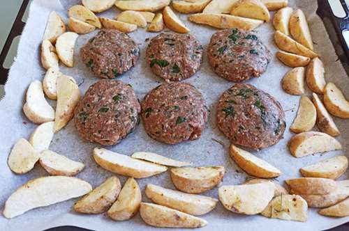 Μπιφτέκια µε Πατάτες στο Φούρνο