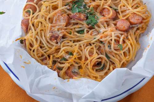 Pasta με Λουκάνικο, στο Χαρτί