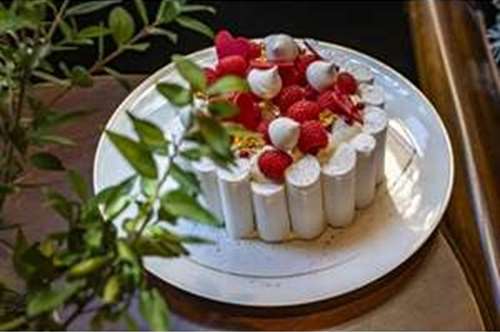 Η Vacherin με σμέουρα και κρέμα βανίλιας του  chef – pâtissier Μανώλη Στήθου