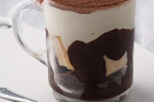 Εύκολα σοκολατένια γλυκά στο ποτήρι