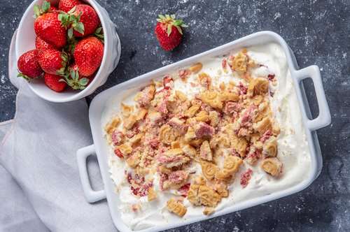 Φραουλένια Κρέμα Πάνω σε Αφράτη Βάση