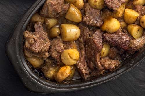 Μοσχαράκι στην Κατσαρόλα με Μπίρα, Πορτοκάλι και Πατάτες