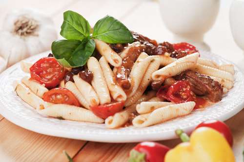 Μοσχαράκι με Σταφίδες και Μακαρόνια