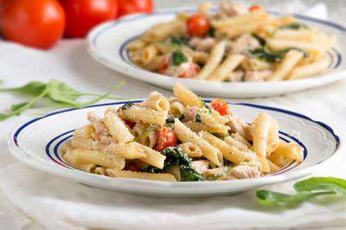 Πένες με Κοτόπουλο, Σπανάκι και Ντοματίνια
