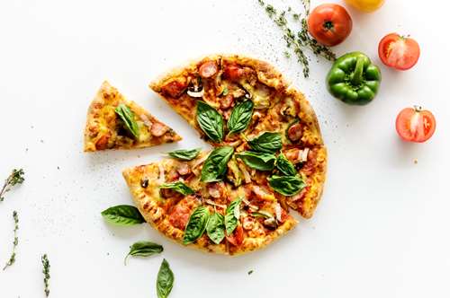 Πίτσα με Βασιλικό και Λαχανικά