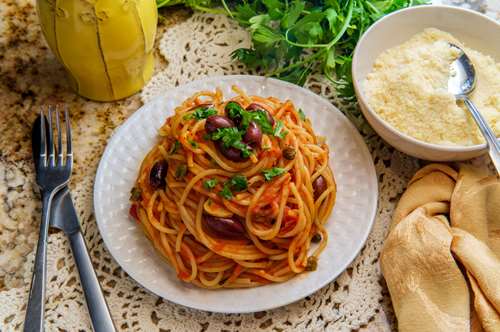 Ζυμαρικά με Ελιές, Ντομάτα και Κάπαρη