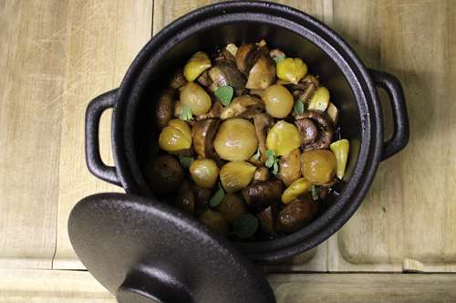 Κάστανα με μανιτάρια στιφάδο στην κατσαρόλα (του σεφ Μανώλη Παπουτσάκη)