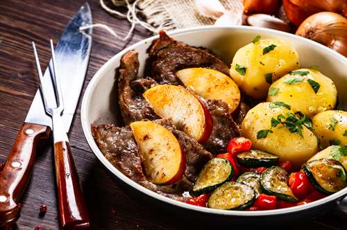 Χοιρινές Μπριζόλες με Πατάτες στη Γάστρα