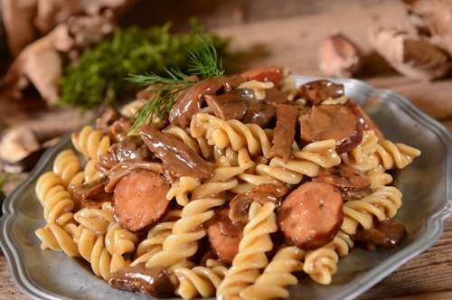 Μακαρονάδα με Μανιτάρια και Λουκάνικα