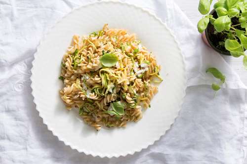 Βίδες με Κολοκυθάκια και Κρέμα από Ταχίνι