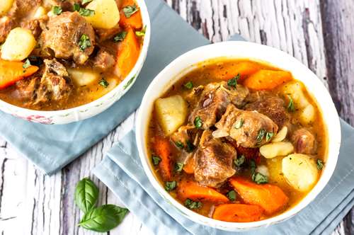 Κατσίκι Κοκκινιστό με Πατάτες