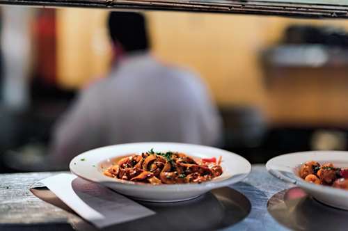 Ζυμαρικά με Κοτόπουλο και Μαυροδάφνη