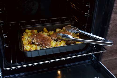 Μπριζόλες Φούρνου µε Λαχανικά και Πατάτες