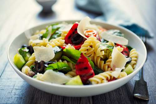 Σαλάτα Ζυμαρικών με Ελιές και Λιαστές Ντομάτες