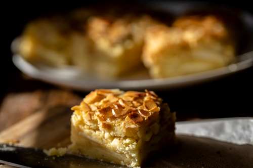 Πανεύκολη Τυρόπιτα µε Φρέσκα Κρεµµυδάκια και Άνηθο