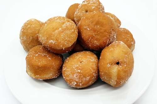 Τηγανίτες Φουσκωτές με Σταφίδες