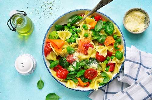 Μακαρόνια με Λαχανικά και Ταχίνι