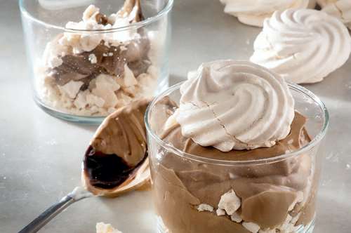 Γλυκό με Μαρέγκες και Κρέμα Σοκολάτας - Καφέ με Τυρί Κρέμα