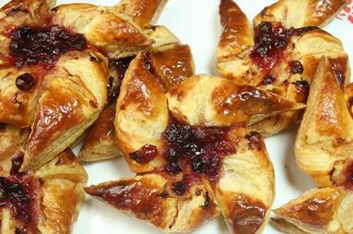 Γρήγορο Γλυκό με Σφολιάτα, Μαρμελάδα και Τριφτή Ζύμη