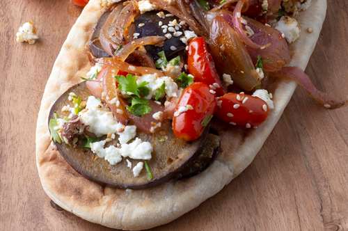 Μελιτζάνες με Μπαχαρικά και Φέτα πάνω σε Πίτα για Σουβλάκι