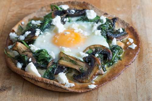 Πίτσα με Σπανάκι, Μανιτάρια και Αυγά