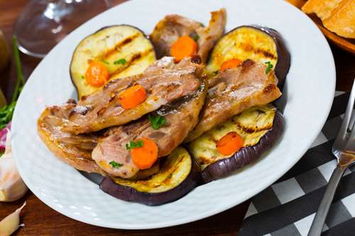 Κατσικάκι Λεμονάτο με Μελιτζάνες