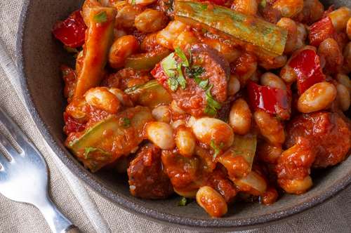 Φασόλια Χάντρες με Λαχανικά και Λουκάνικο