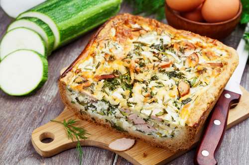 Ζουμερή Πίτα με Λουκάνικο και Κολοκυθάκια