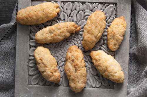 3 συνταγές για πεντανόστιμα τυροπιτάκια