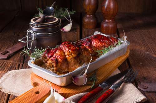 Χοιρινό Ρολό με Δαμάσκηνα και Γραβιέρα