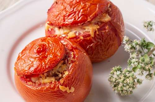 Ντομάτες Γεμιστές με Τυριά και Λουκάνικο