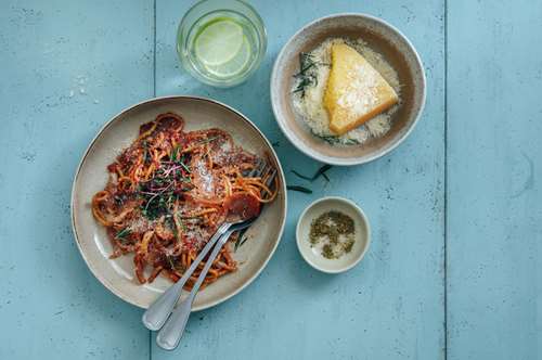 Μακαρονάδα με Σάλτσα Ντομάτας και Λουκάνικα