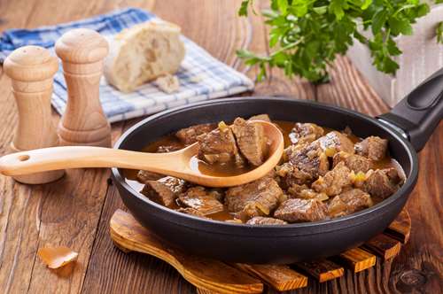 Χοιρινή Τηγανιά με Κυδώνι και Δαμάσκηνα