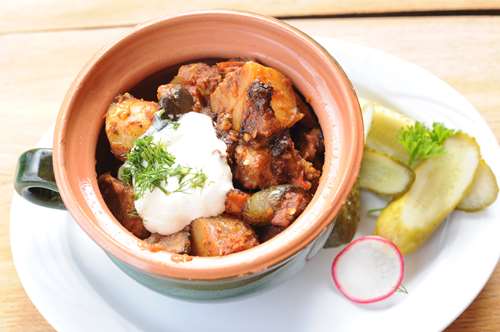 Μοσχαράκι με Μελιτζάνες Φουρνιστό στη Γάστρα