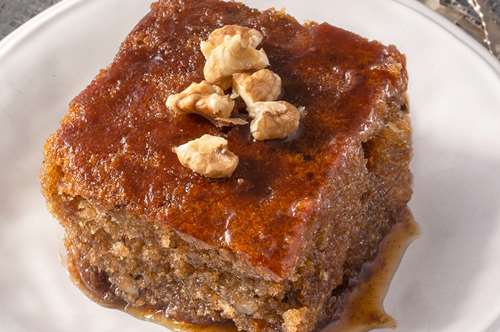 Σιροπιαστή Καρυδόπιτα με Σταφίδες