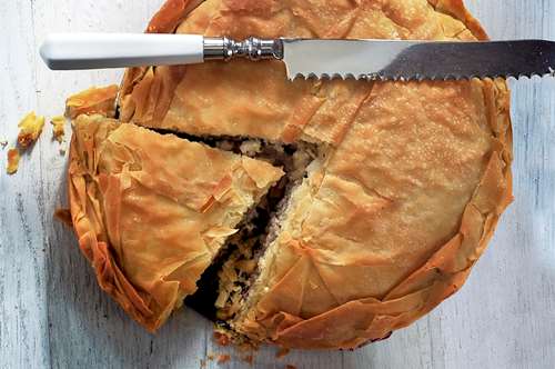 Κρεατόπιτα με Φρέσκα Κρεμμυδάκια