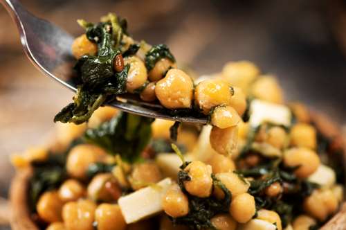 Ρεβίθια Φούρνου με Σπανάκι ή Άλλο Χόρτο