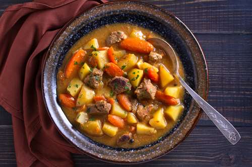 Χοιρινό με Πατάτες και Λουκάνικα