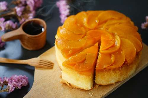 Ανάποδο Κέικ με Ροδάκινα και Αμύγδαλα